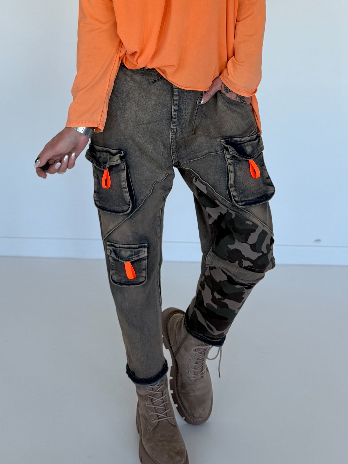 Baggy-Jeans in Used-Optik mit Camouflage-Applikationen - used-denim
