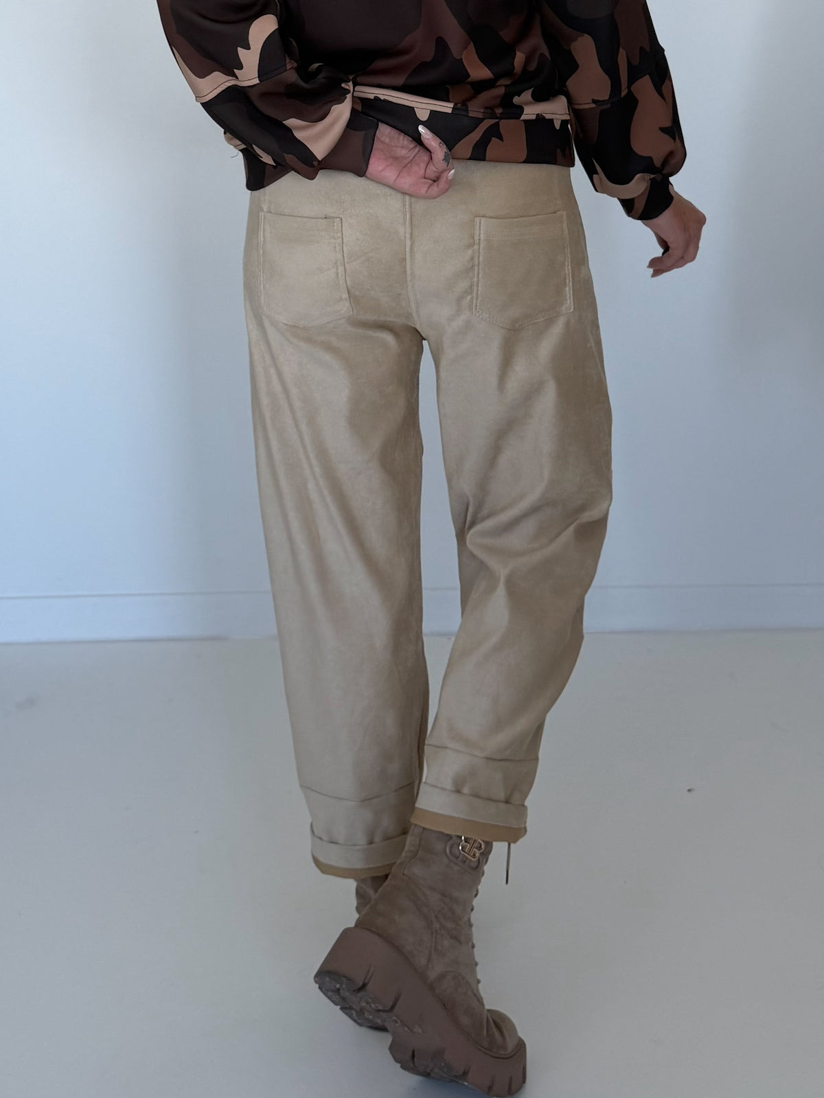 Hose in Wildleder-Optik mit Gürtel - sand