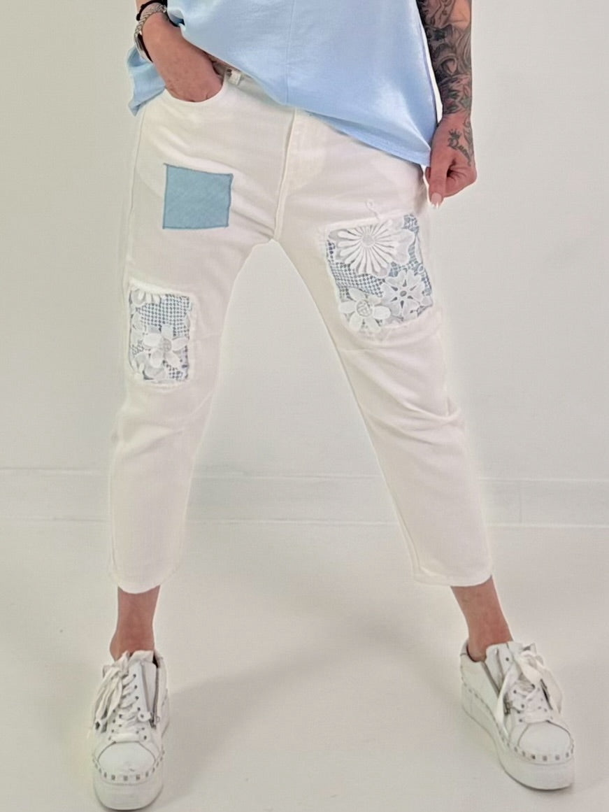 Boyfriend Jeans mit Häkeleinsätzen und Patch - weiss