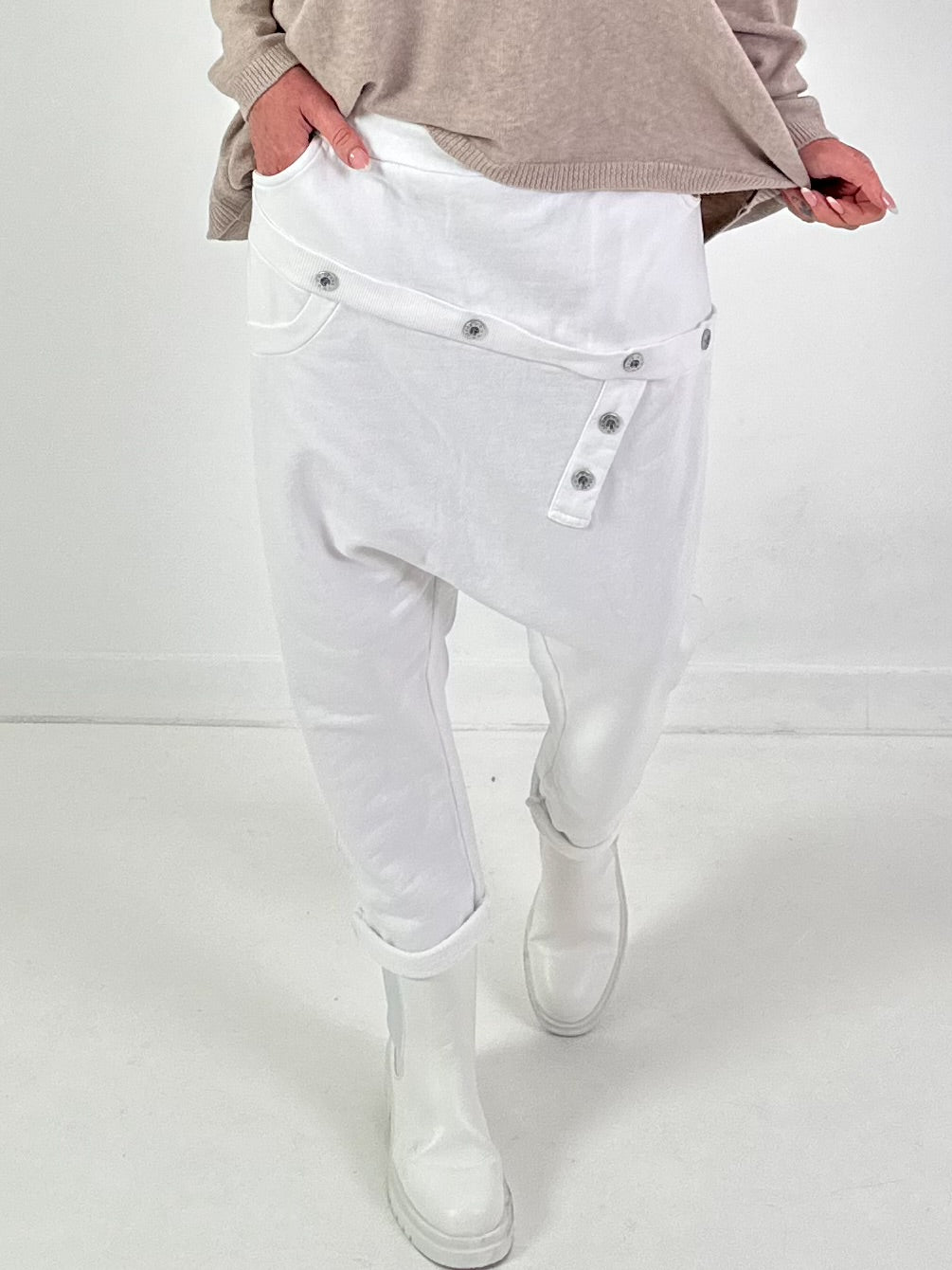 Baggy Hose Modell "Button-Belt" - weiss ( lieferbar ab ca. 12.12.25)