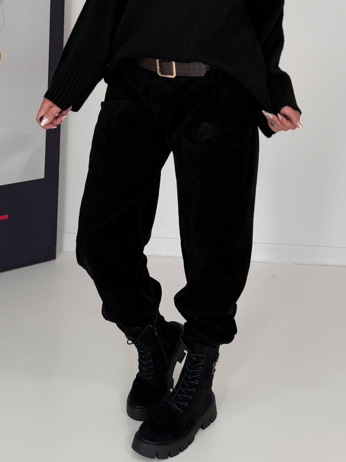 Cordhose mit Gürtel - schwarz