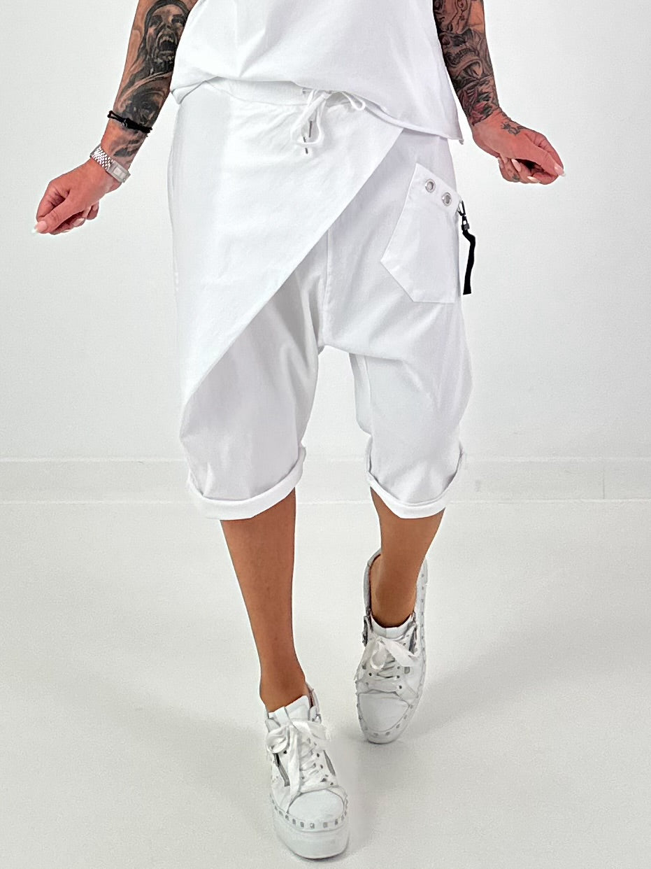 Kurze Baggy mit kleinen Ösen-Details - weiss