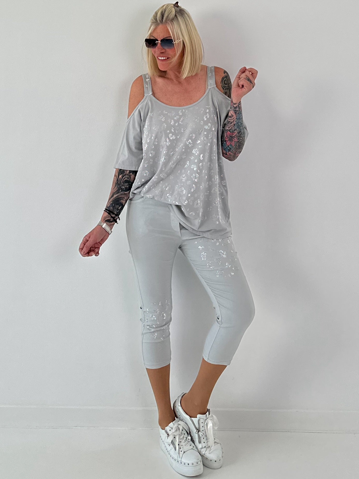 Shirt mit Cold Shoulder und Leo Strass - hellgrau