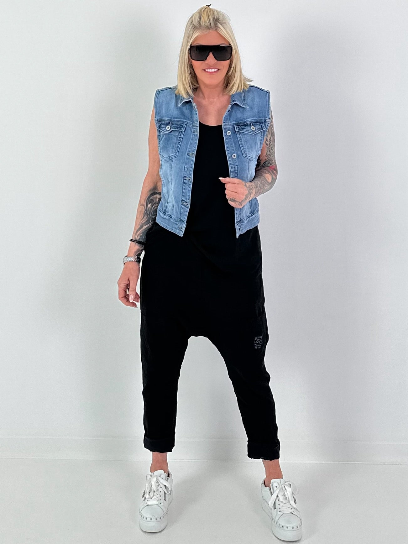 Top with criss-cross straps - black