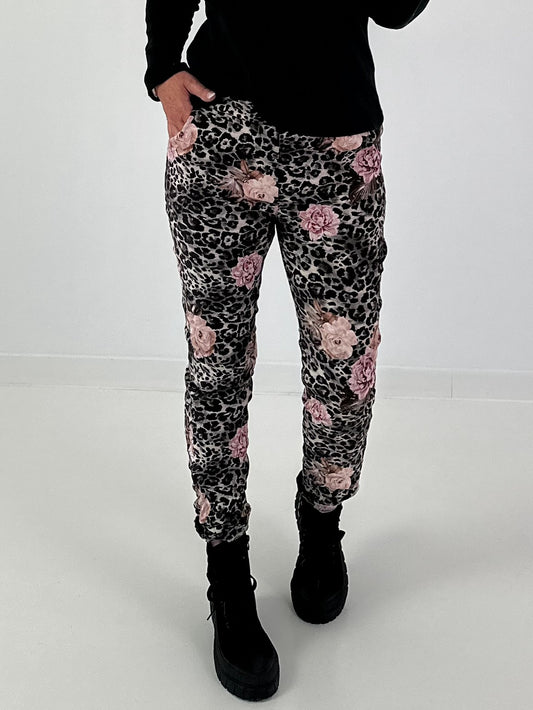 Hose in Wildleder-Optik mit Leo Print und floralem Muster - grau - mehrfarbig