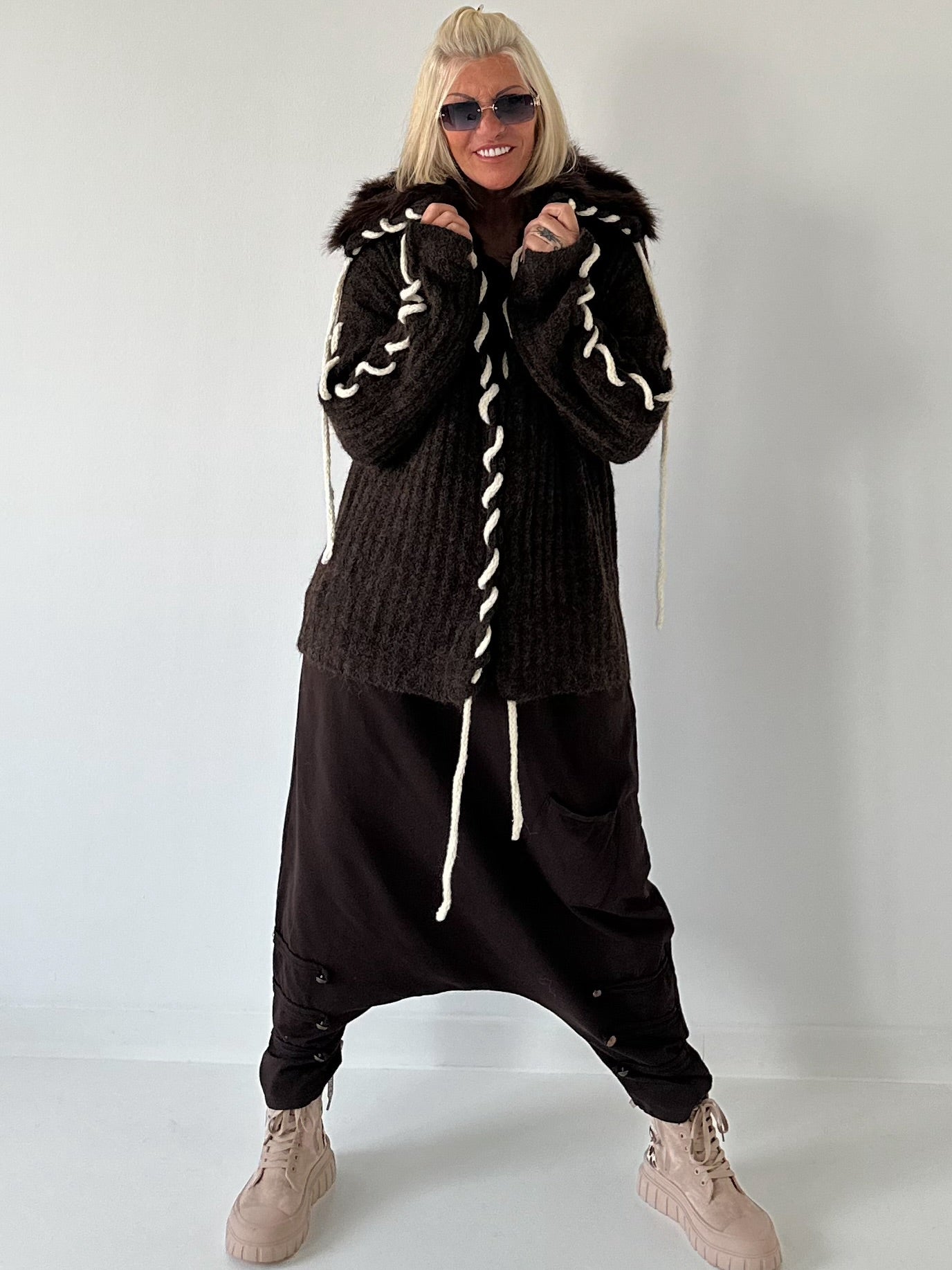 Cuddly knit cardigan with XXL fur collar - mocha