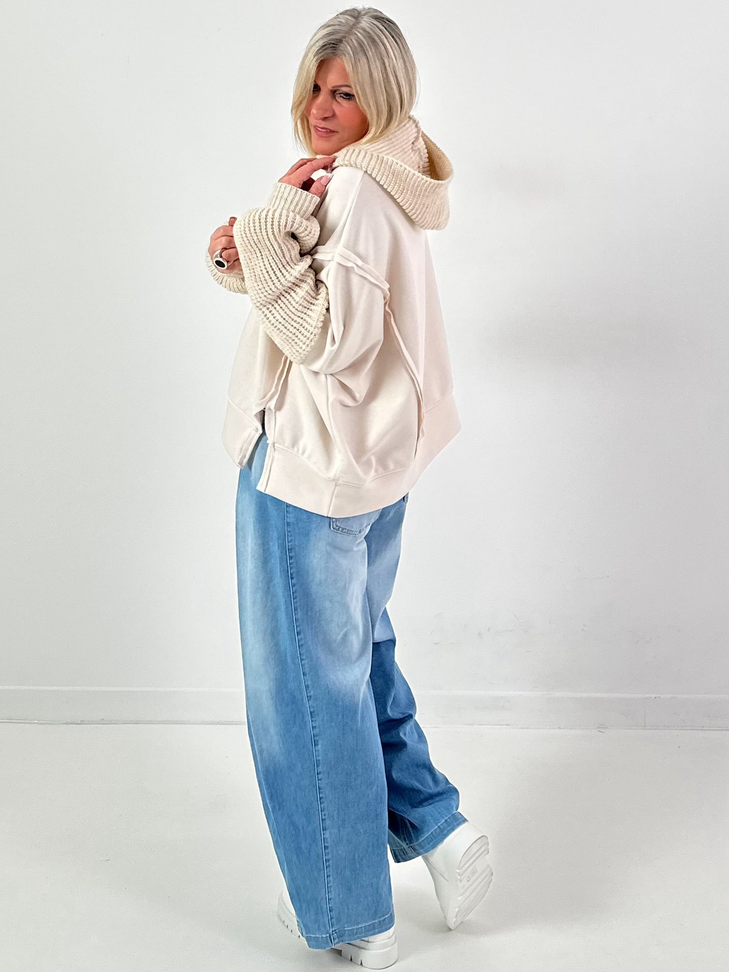 Materiaalmix hoodie model "Knit Fusion" - beige