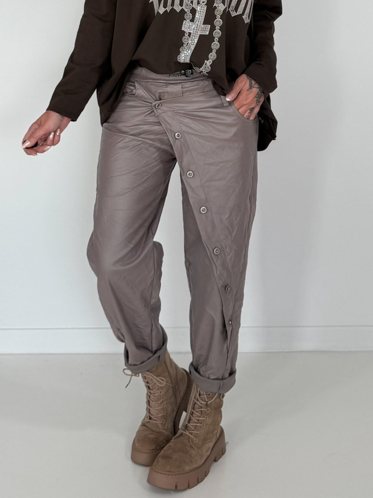 Vegane Lederhose Knopfleiste quer - taupe