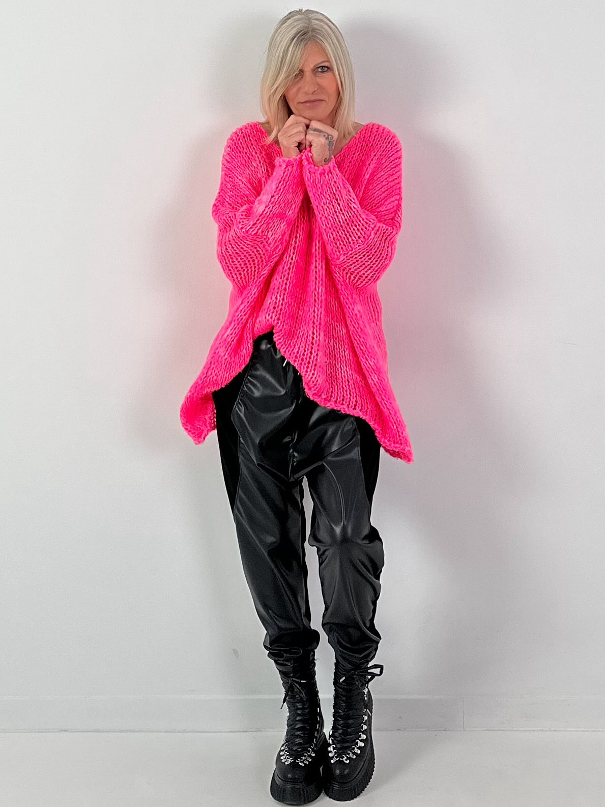 Grof gebreide trui model "Mellow Mix" - neonroze