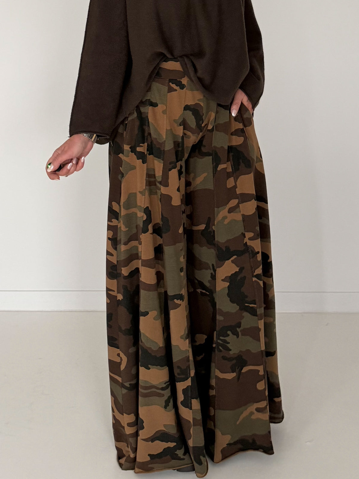 Palazzo sweatpants in camouflage look - mocha-multicolored