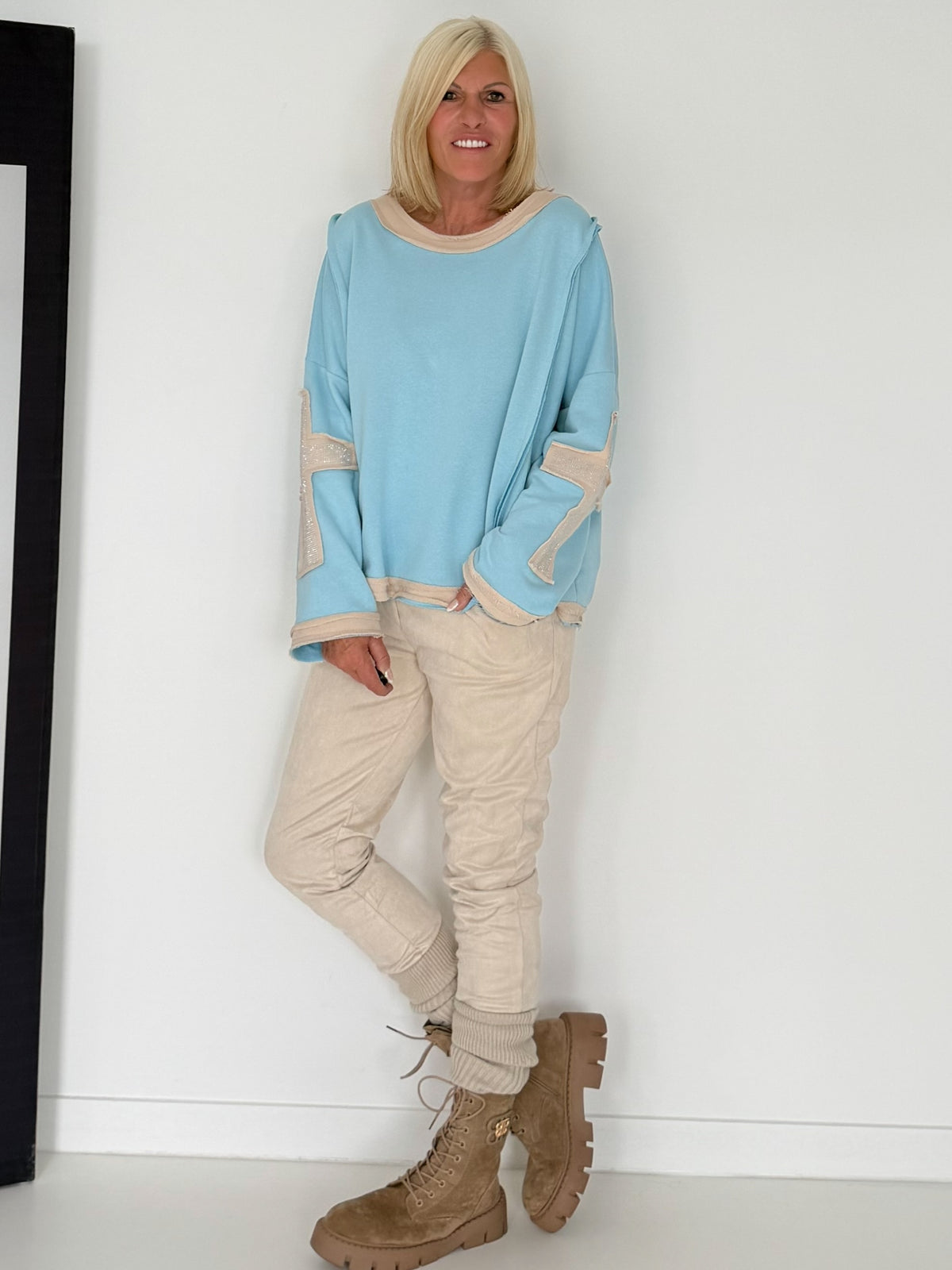 Oversized Sweater mit Strasskreuz - hellblau-beige