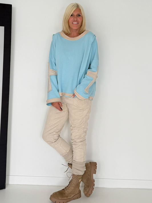Oversized Sweater mit Strasskreuz - hellblau-beige