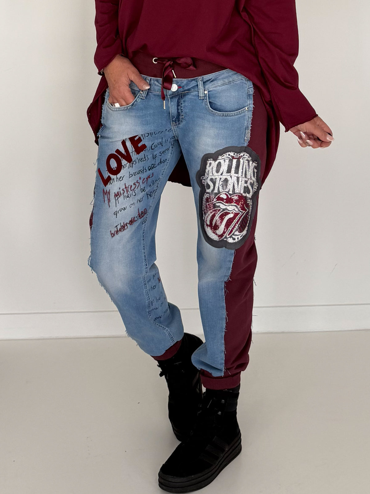 Jogg-Jeans im Used Look Love & Rock - denim-burgundi