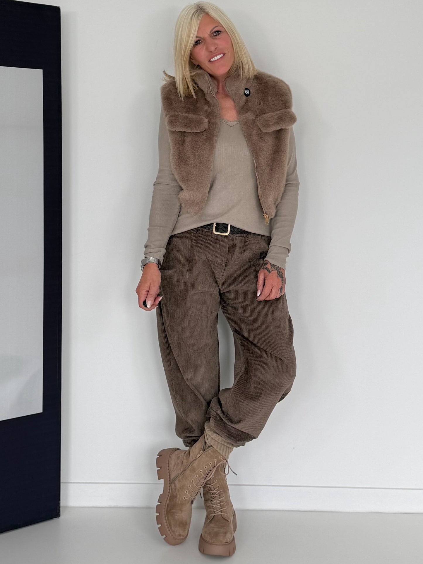Cordhose mit Gürtel - taupe (lieferbar ab ca. 18.09.26)