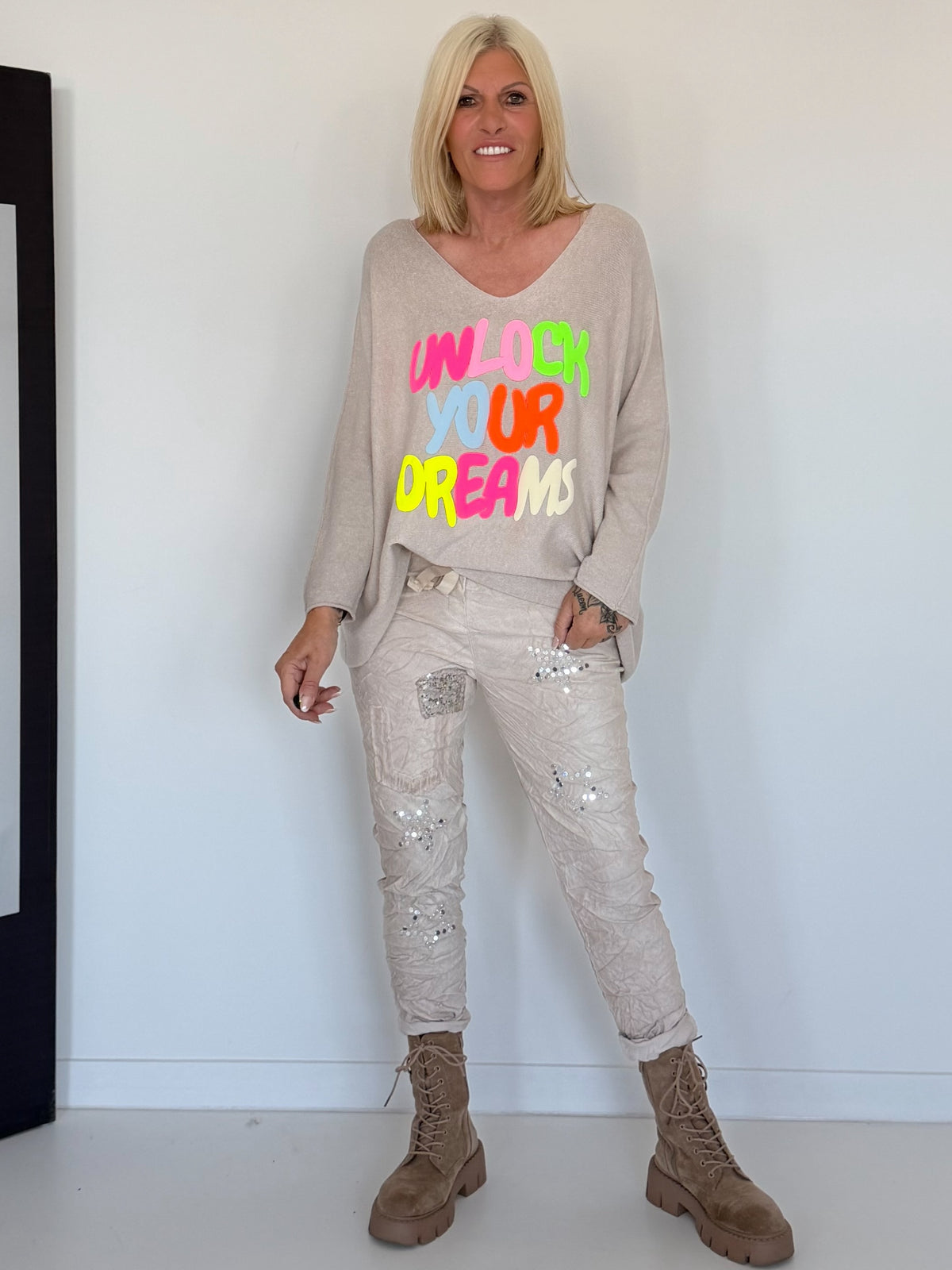 V-hals trui Unlock Your Dreams - beige-meerkleurig
