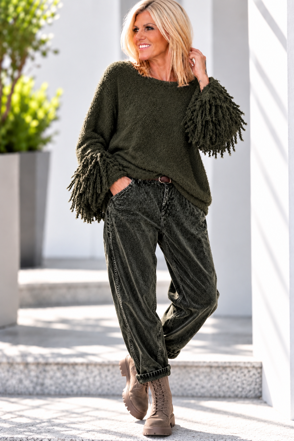 Fringe-look sweater with trumpet sleeves - olive