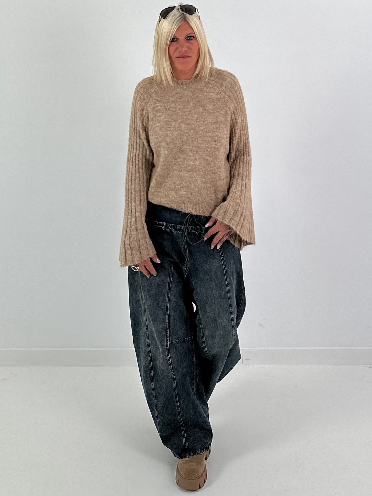Weicher Pullover mit stylischen Trompetenärmeln - camel