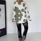 Pullover mit V-Ausschnitt und Art-Print - ecru-oliv