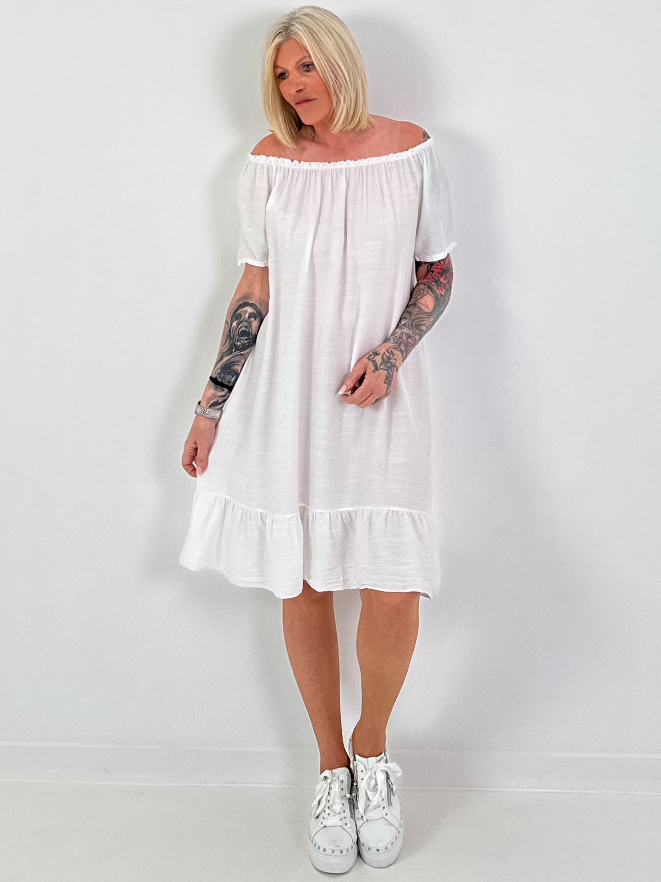 Dress with short sleeves and flounce - white