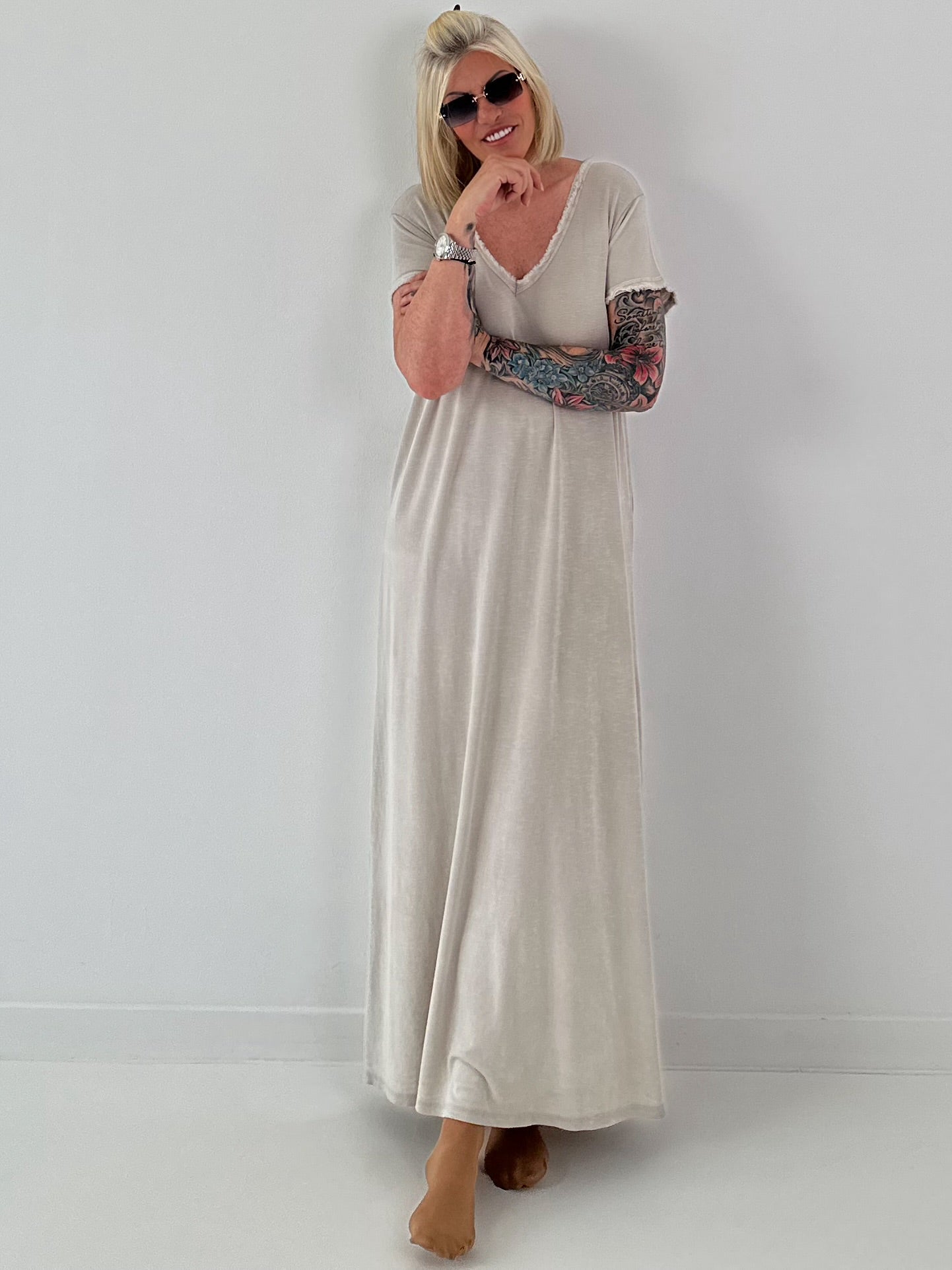 Maxi Kleid mit fransigen Abschlüssen - beige