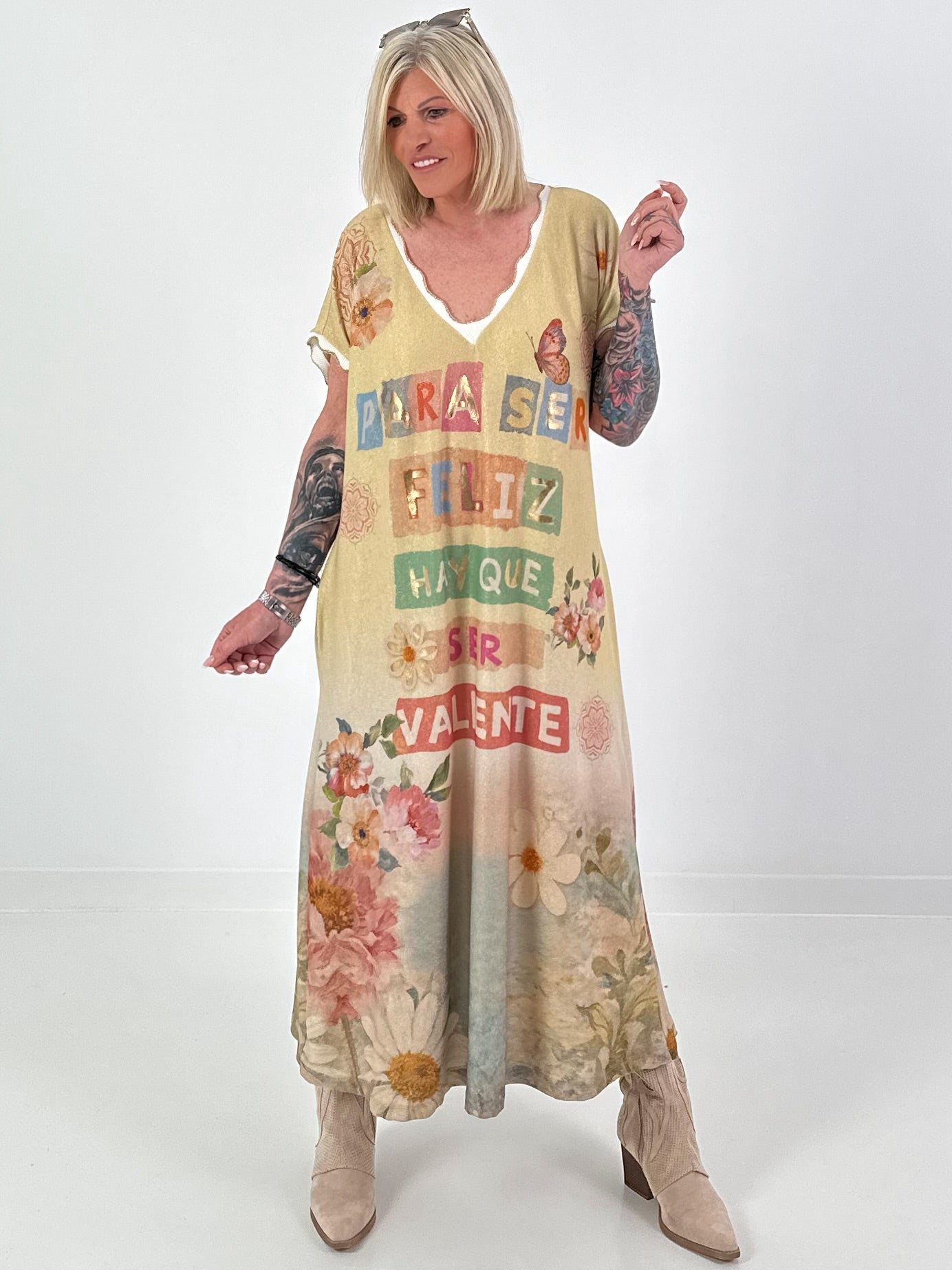 Strickkleid mit Lurex und Buchstabenprint - mehrfarbig