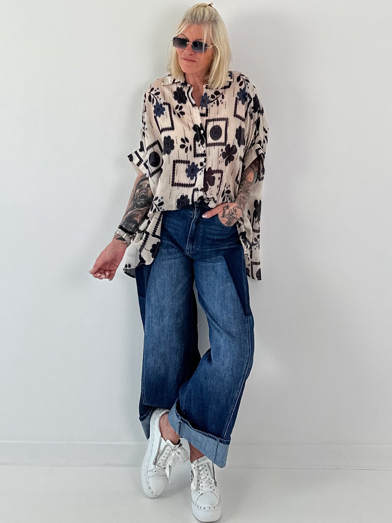 Leichte oversized Bluse mit Muster - beige- schwarz-blau