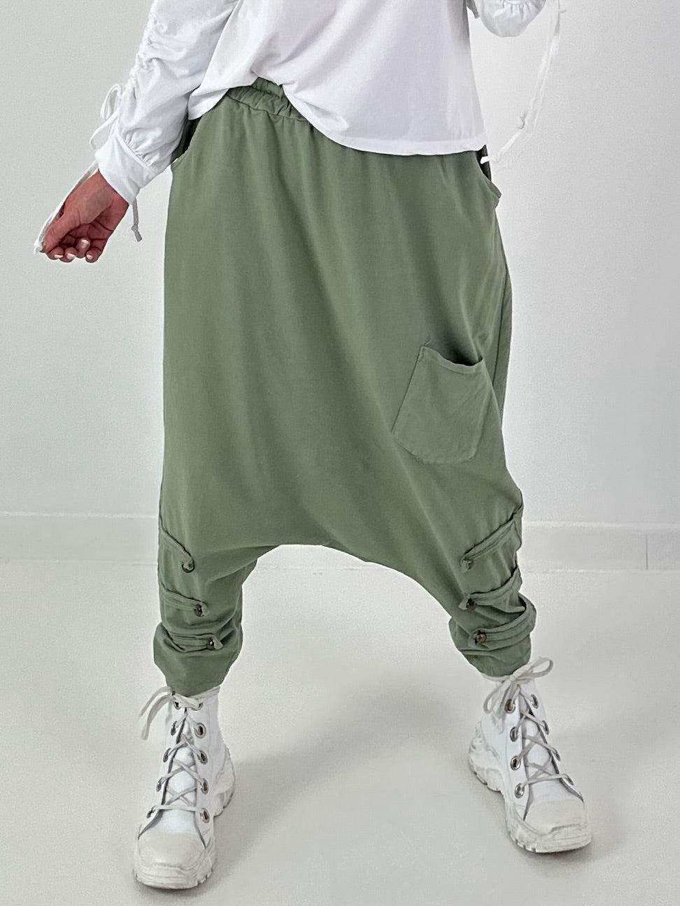 Haremhose mit Knopfdetails - oliv