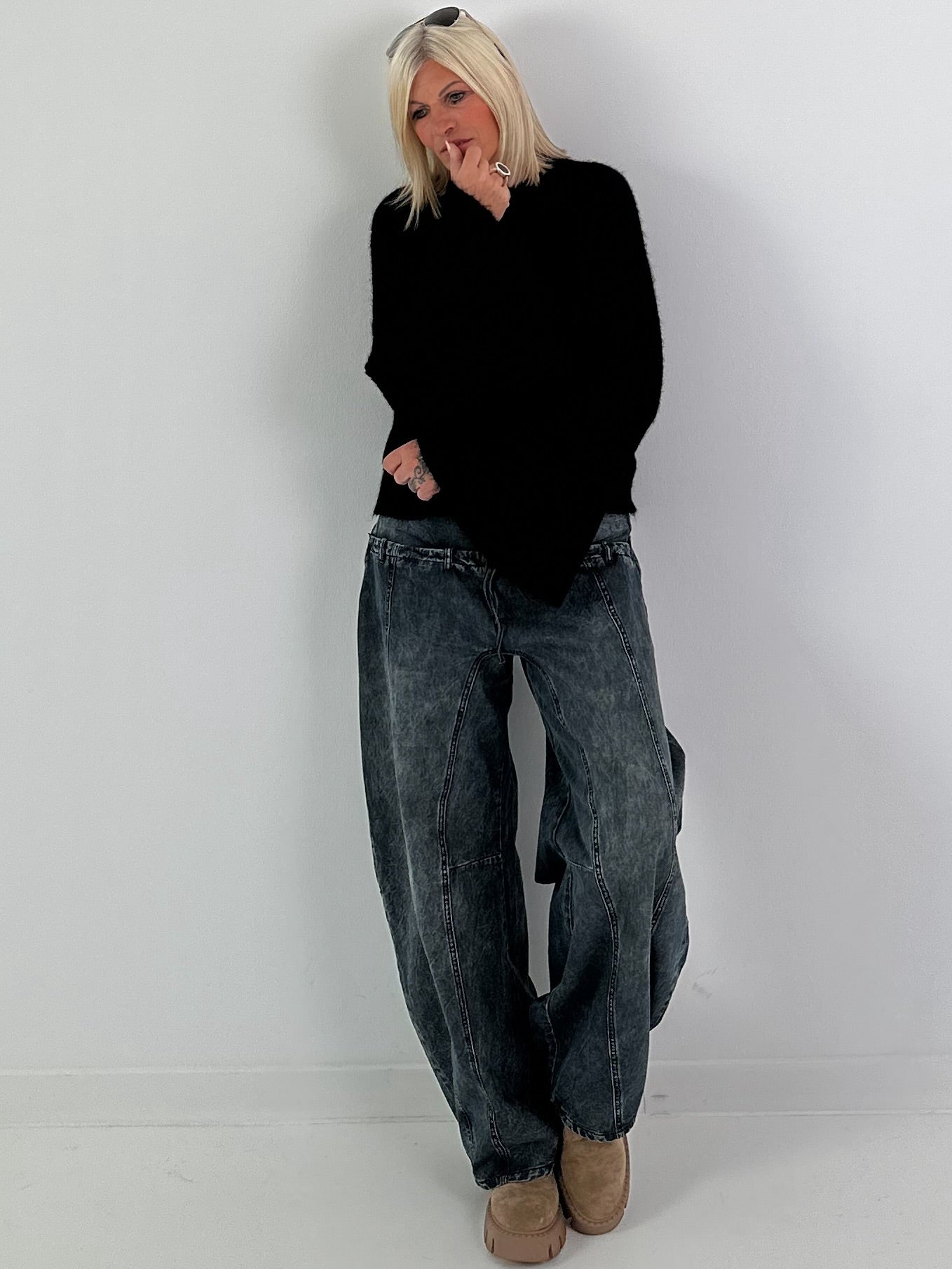 Weicher Pullover mit stylischen Trompetenärmeln - schwarz