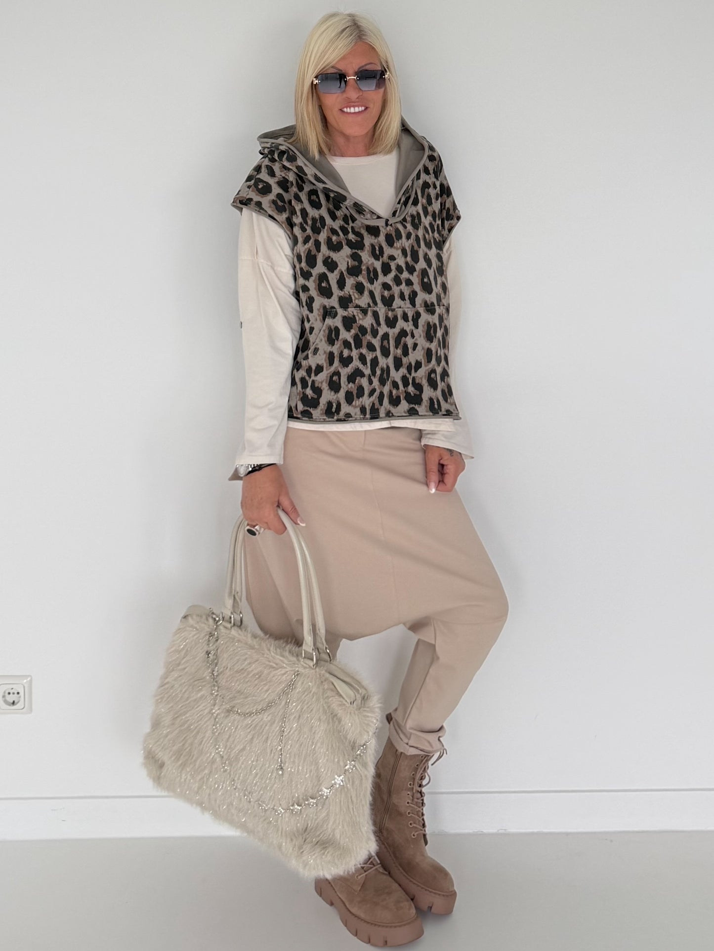 Kurzarm-Hoodie mit All Over Leo-Print - taupe ( lieferbar ab ca. 28.08.26)
