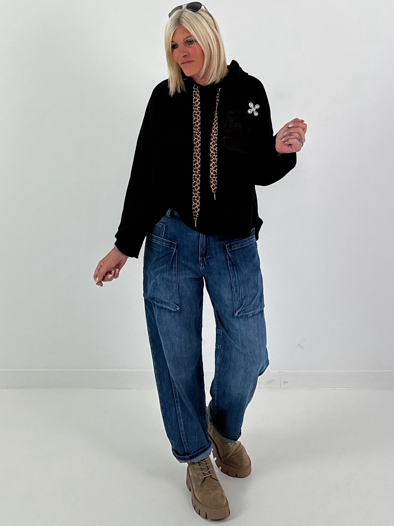 Hoodie mit Leo Bändchen und Teddyplüsch Print - schwarz
