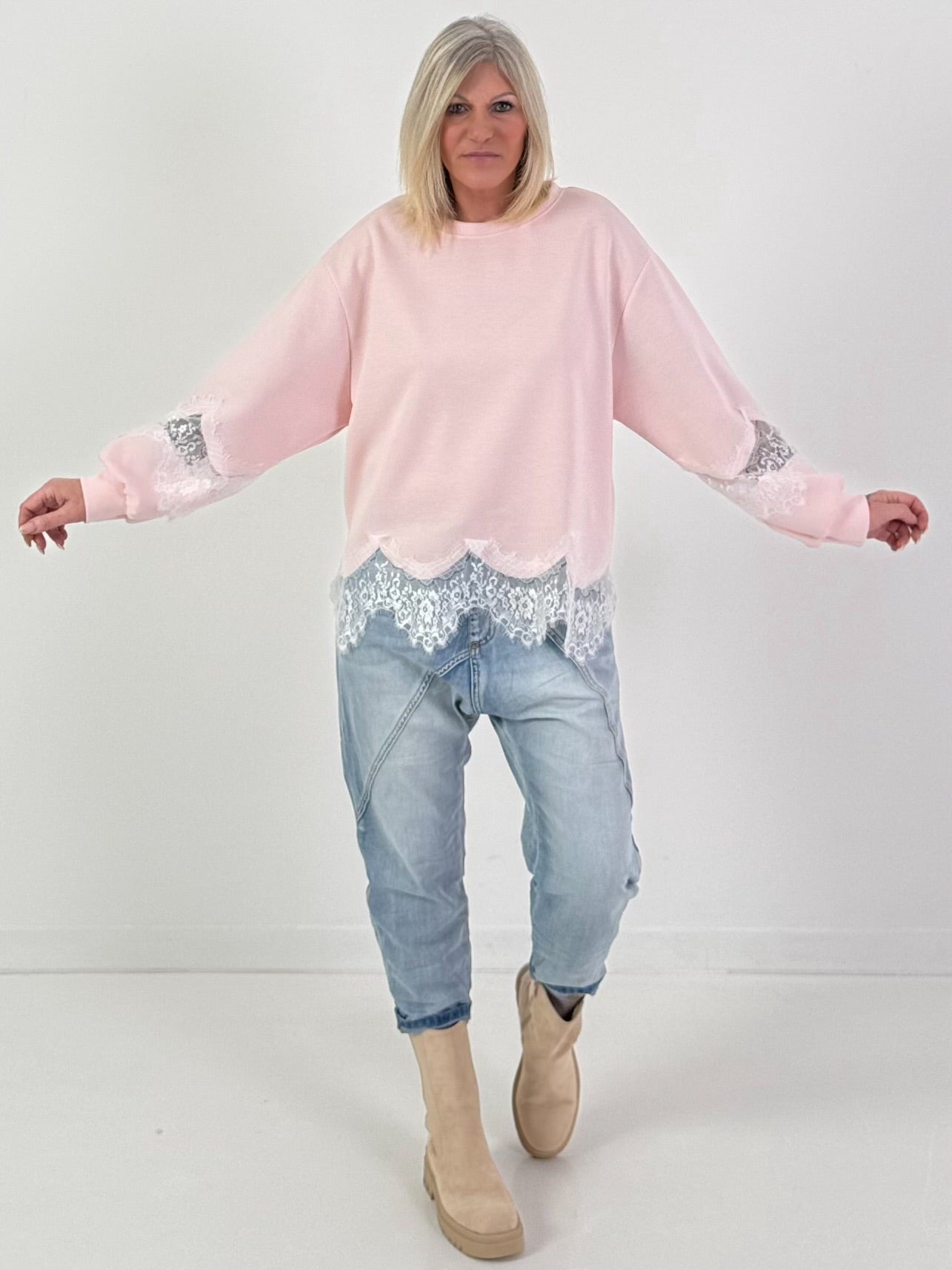 Sweatshirt Modell "Rosé Lace Whisper" - rosa