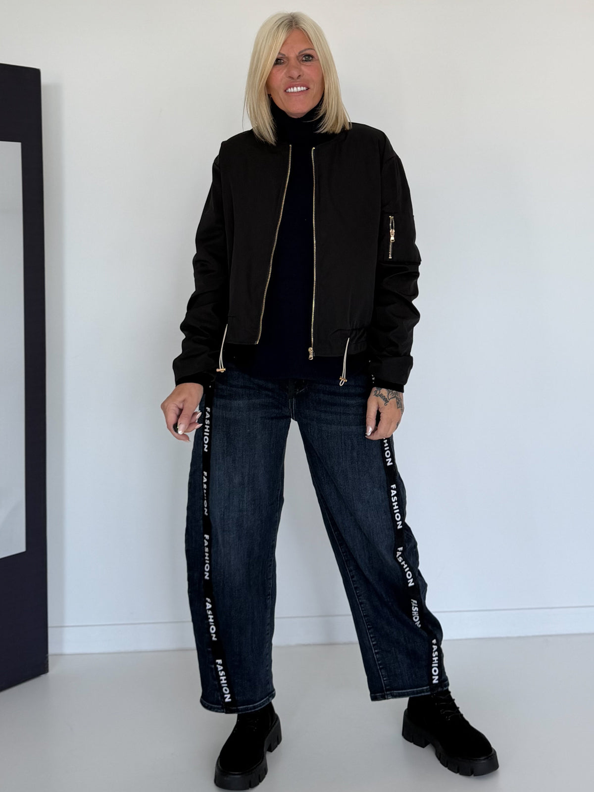 Bomberjacke mit gerafften Ärmeln - schwarz