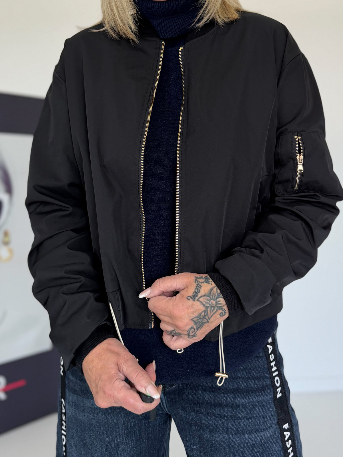 Bomberjacke mit gerafften Ärmeln - schwarz