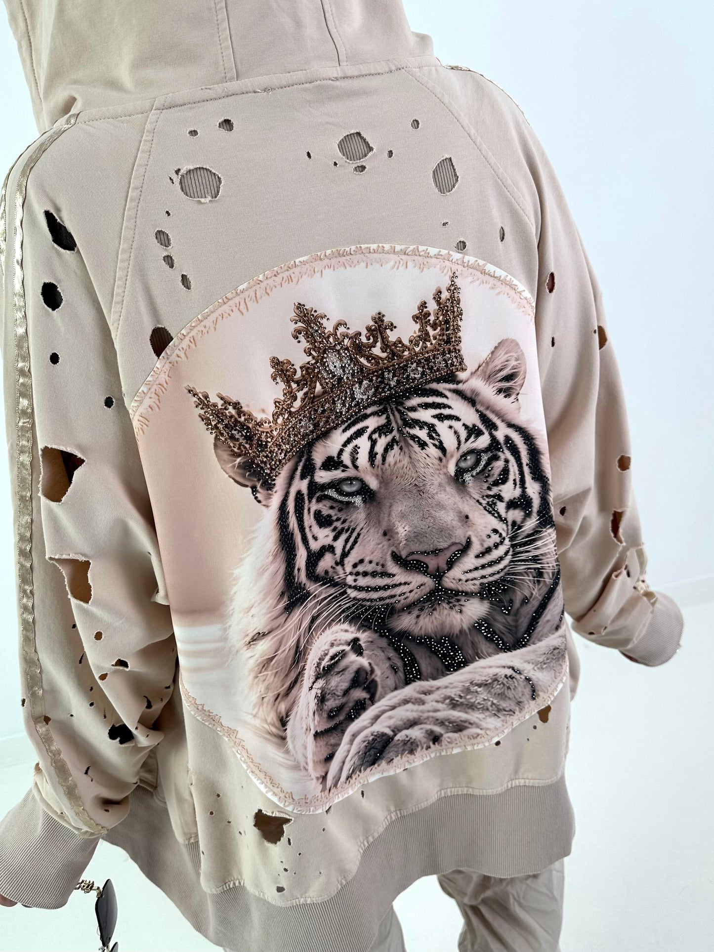 Stylische Sweatshirt Jacke mit großem Rückenpatch Tiger- beige
