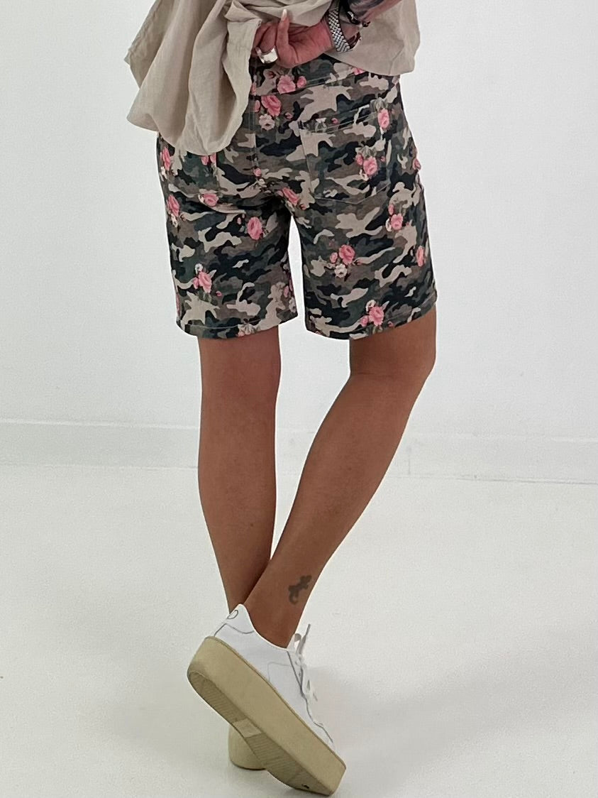 Kurze Hose Camouflage mit floralen Details - taupe mehrfarbig