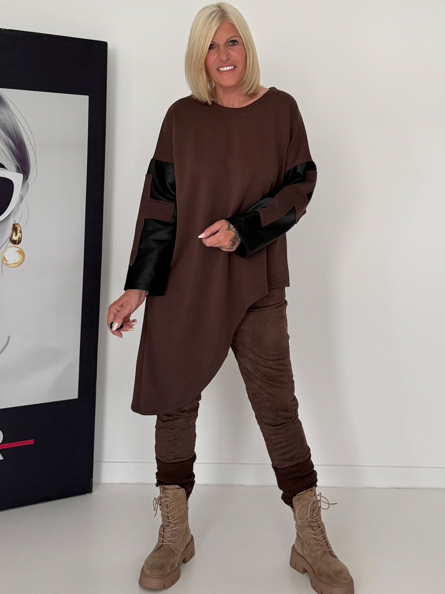 Asymmetrischer Sweater mit Kreuz- und Lederoptik-Details - mokka