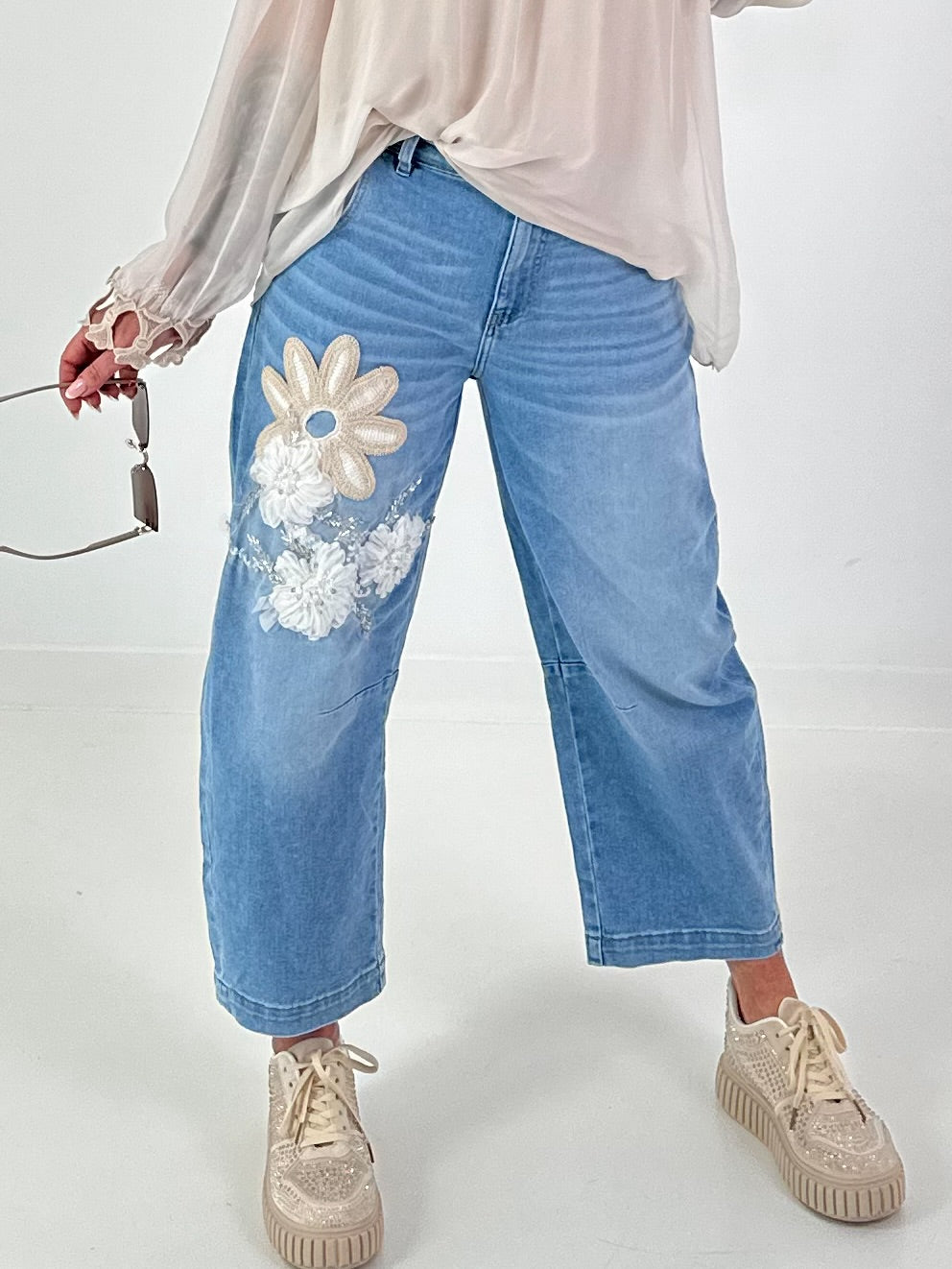 Bottle jeans with floral appliqués - denim