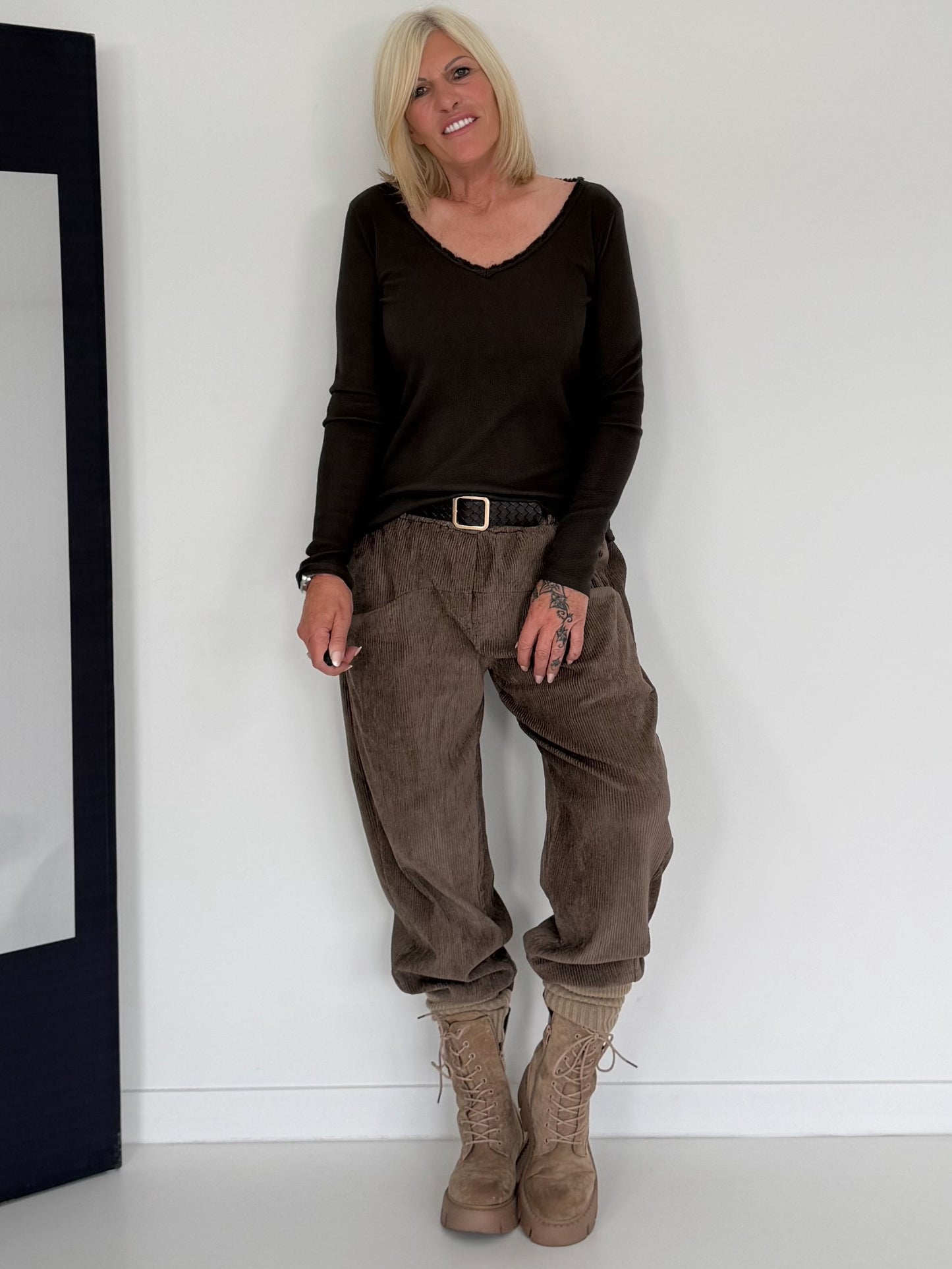 Rippshirt mit fransigem V-Ausschnitt - mokka