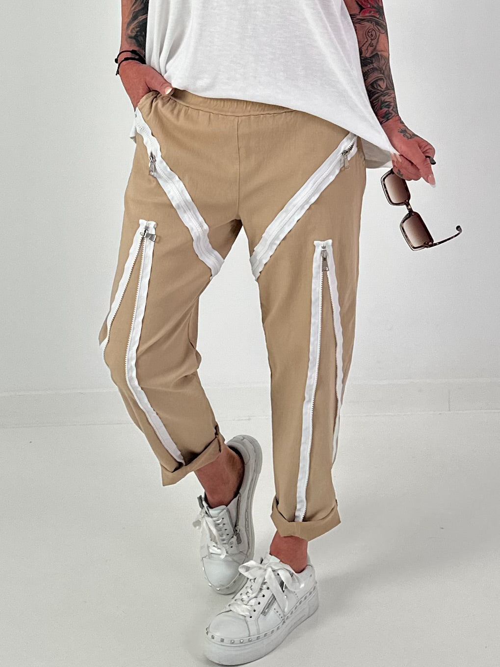 Trousers with zipper details - camel