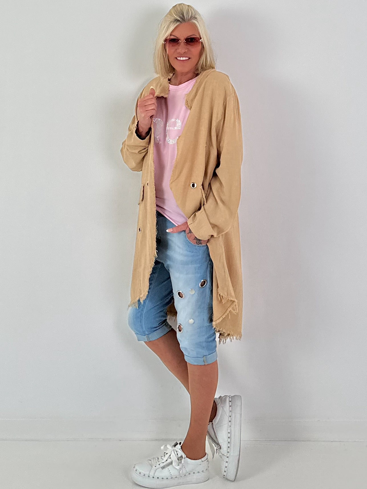 Linen short coat with eyelets - camel