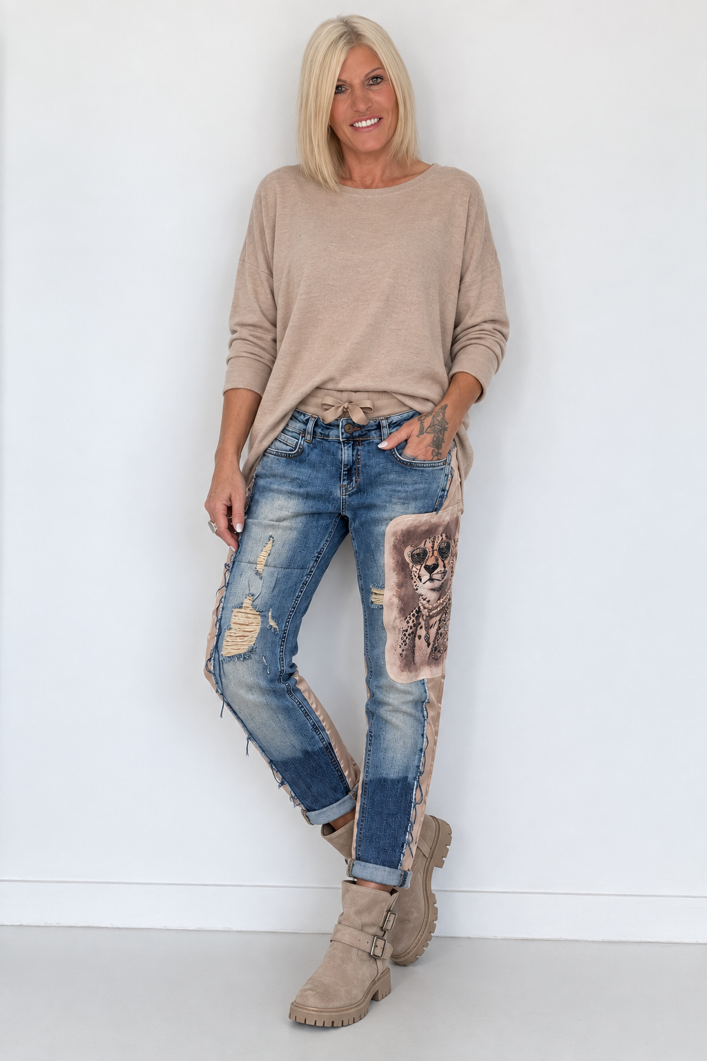 Jeans mit Sweat-Einsatz und Strassmotiv Gepard - denim-beige
