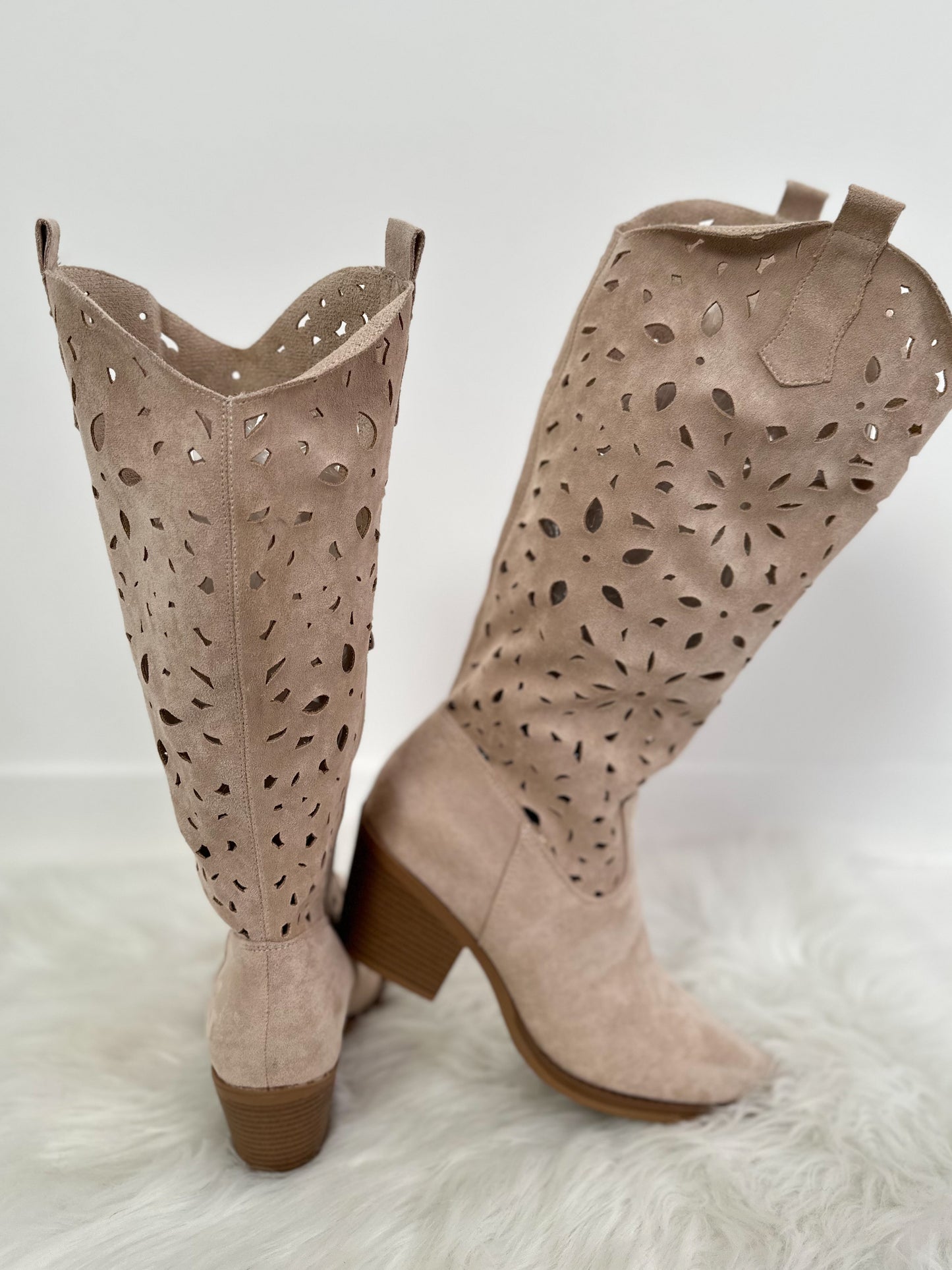 Boots with cut-out - beige