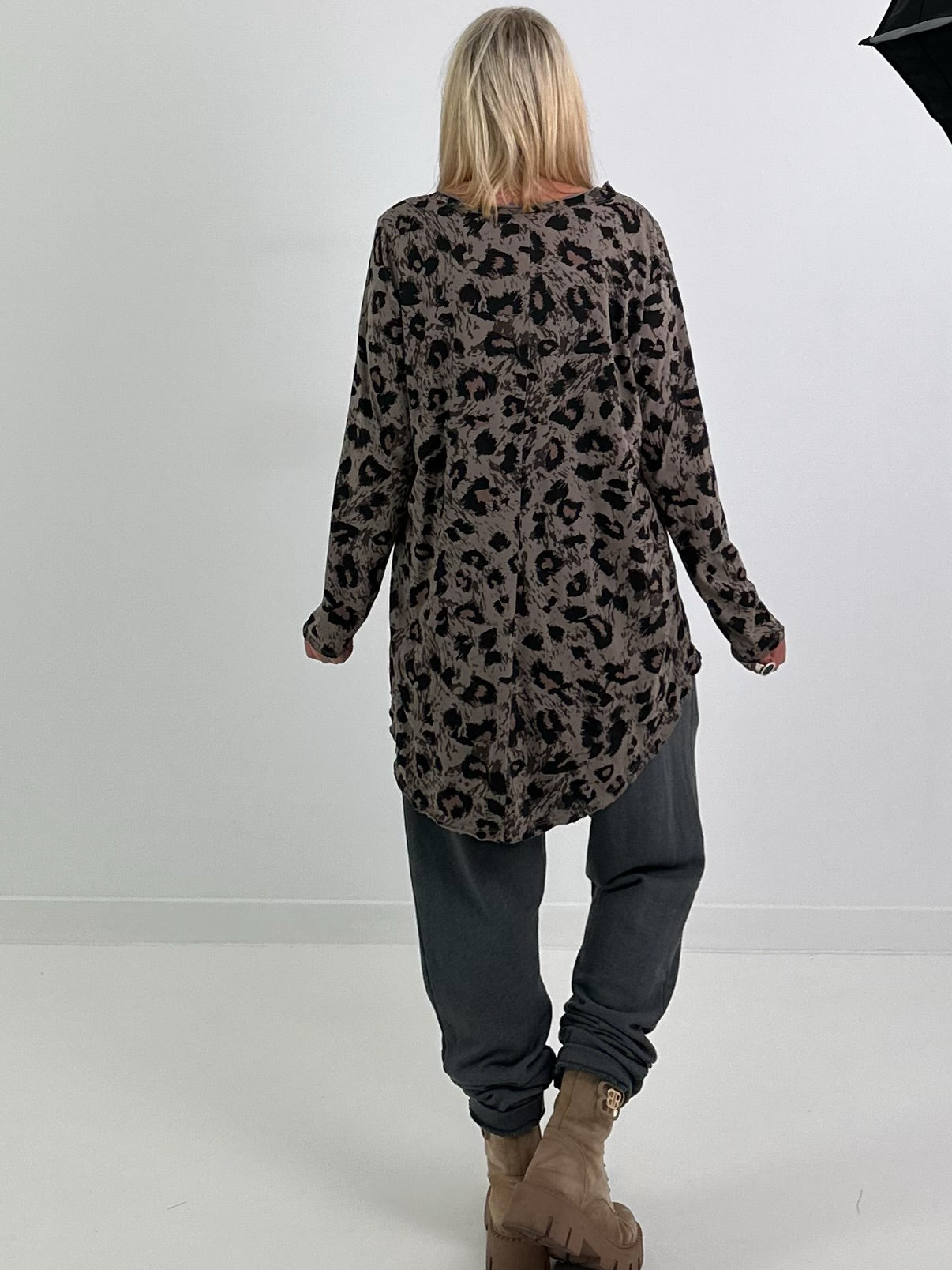 Shirt mit Leo-Print - taupe