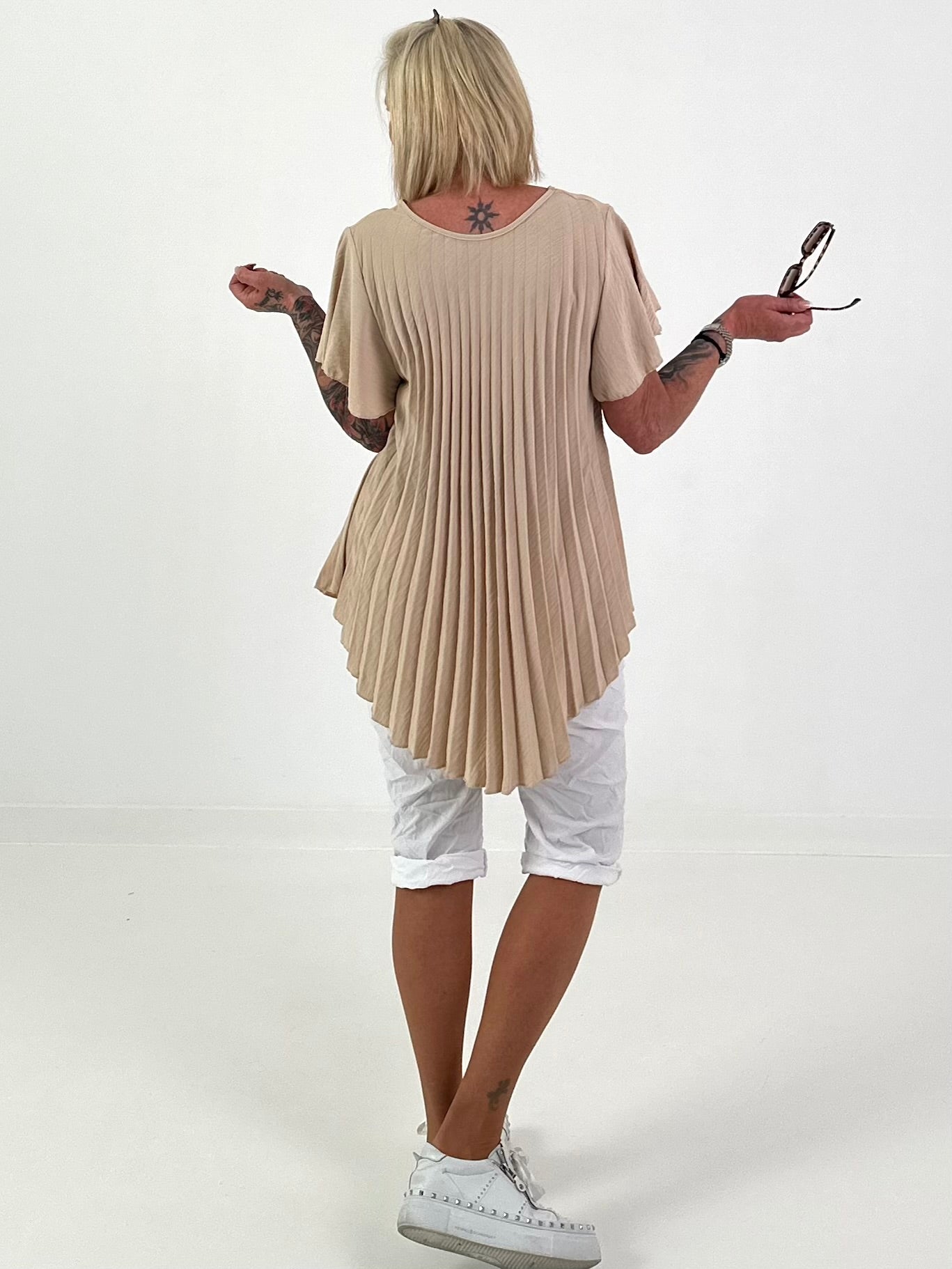 Pleated shirt with ruffled sleeves - beige