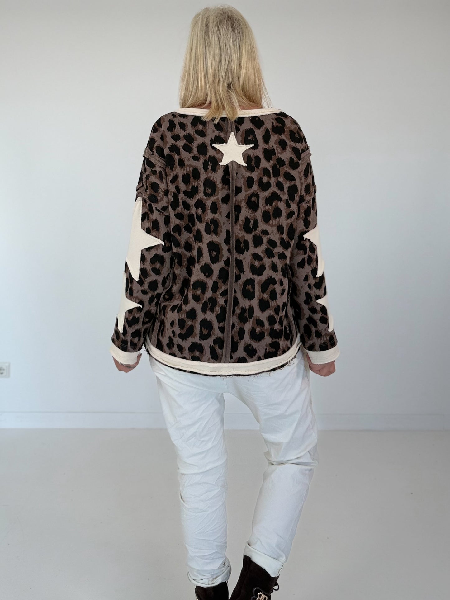 Sweatshirt mit All Over Leo-Print und trendigen Sternelementen - mokka