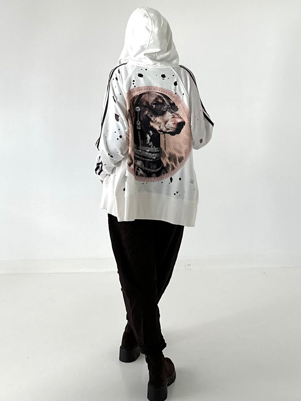 Stylische Sweatshirt Jacke mit großem Rückenpatch Dog - weiss