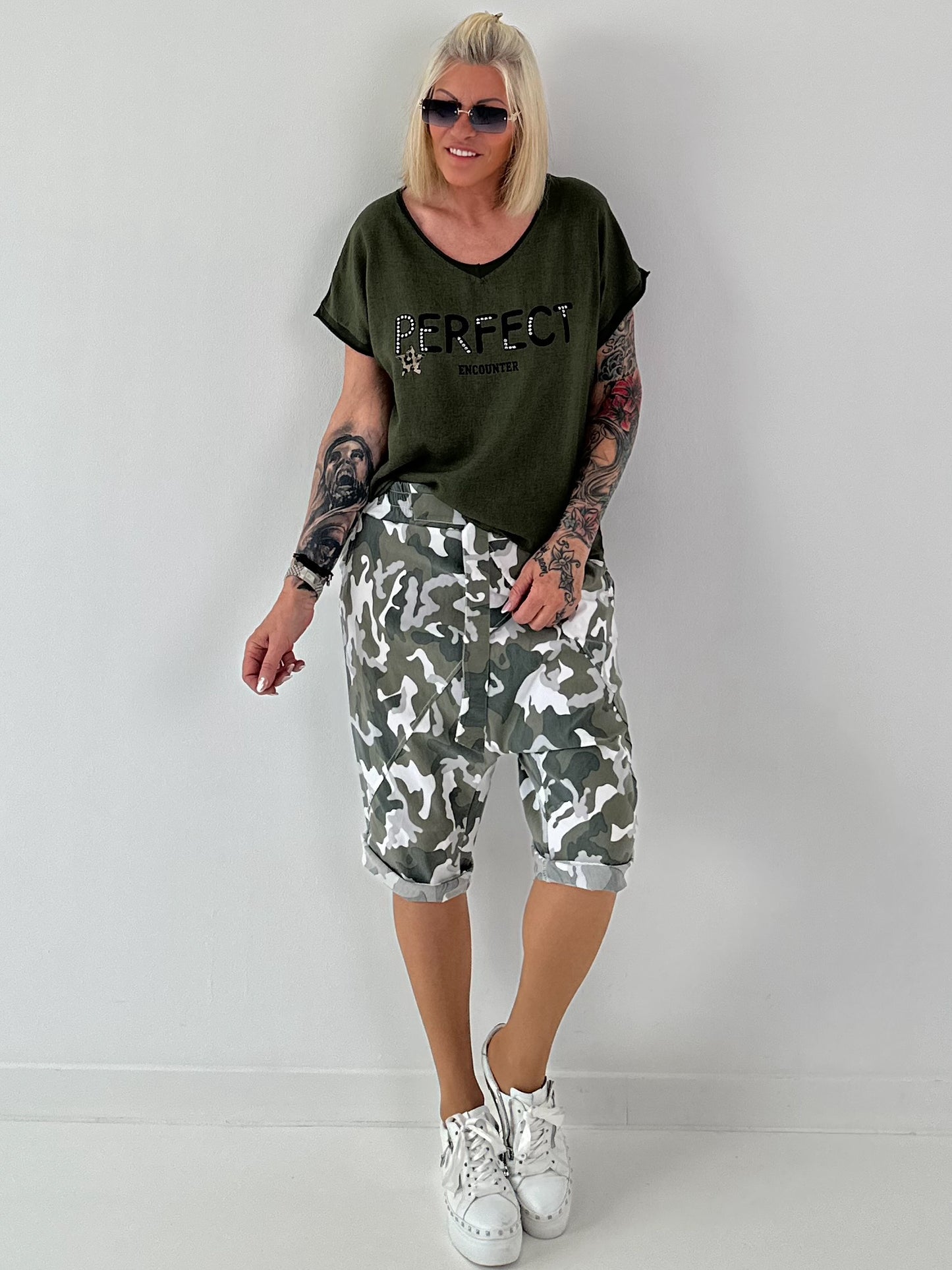 T-Shirt in edlem Materialmix - oliv