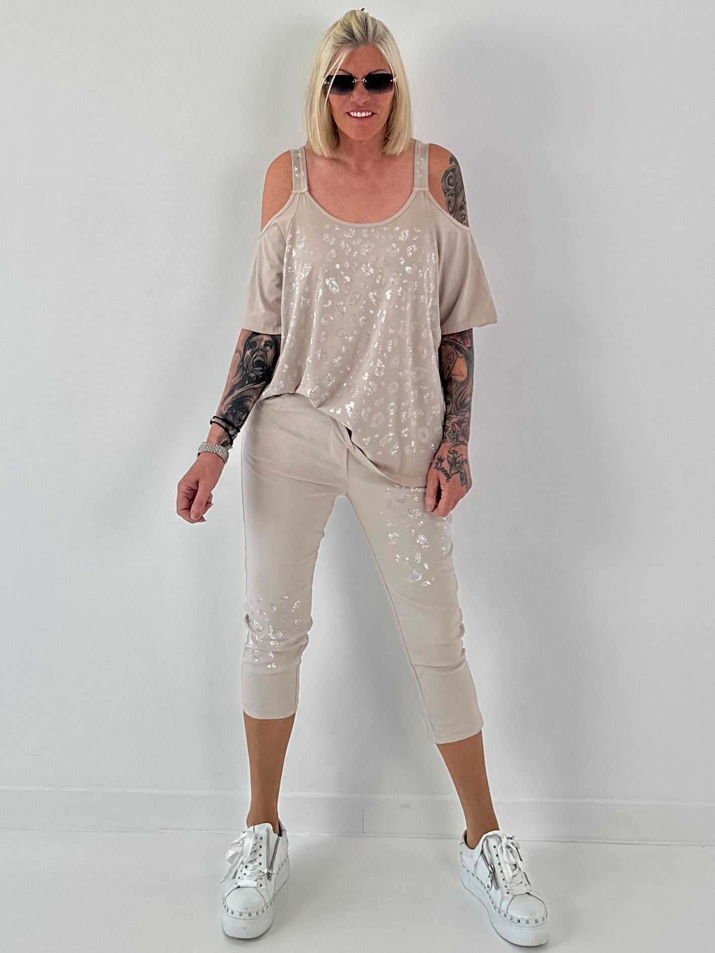 Shirt mit Cold Shoulder und Leo Strass - beige