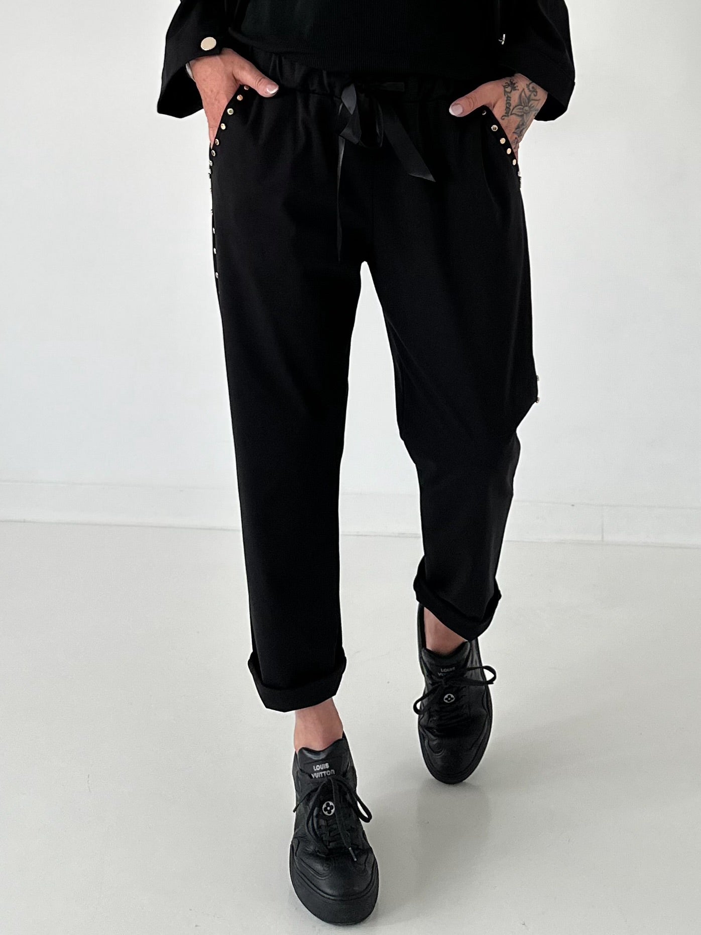 Hose mit goldenen Nieten-Details - schwarz