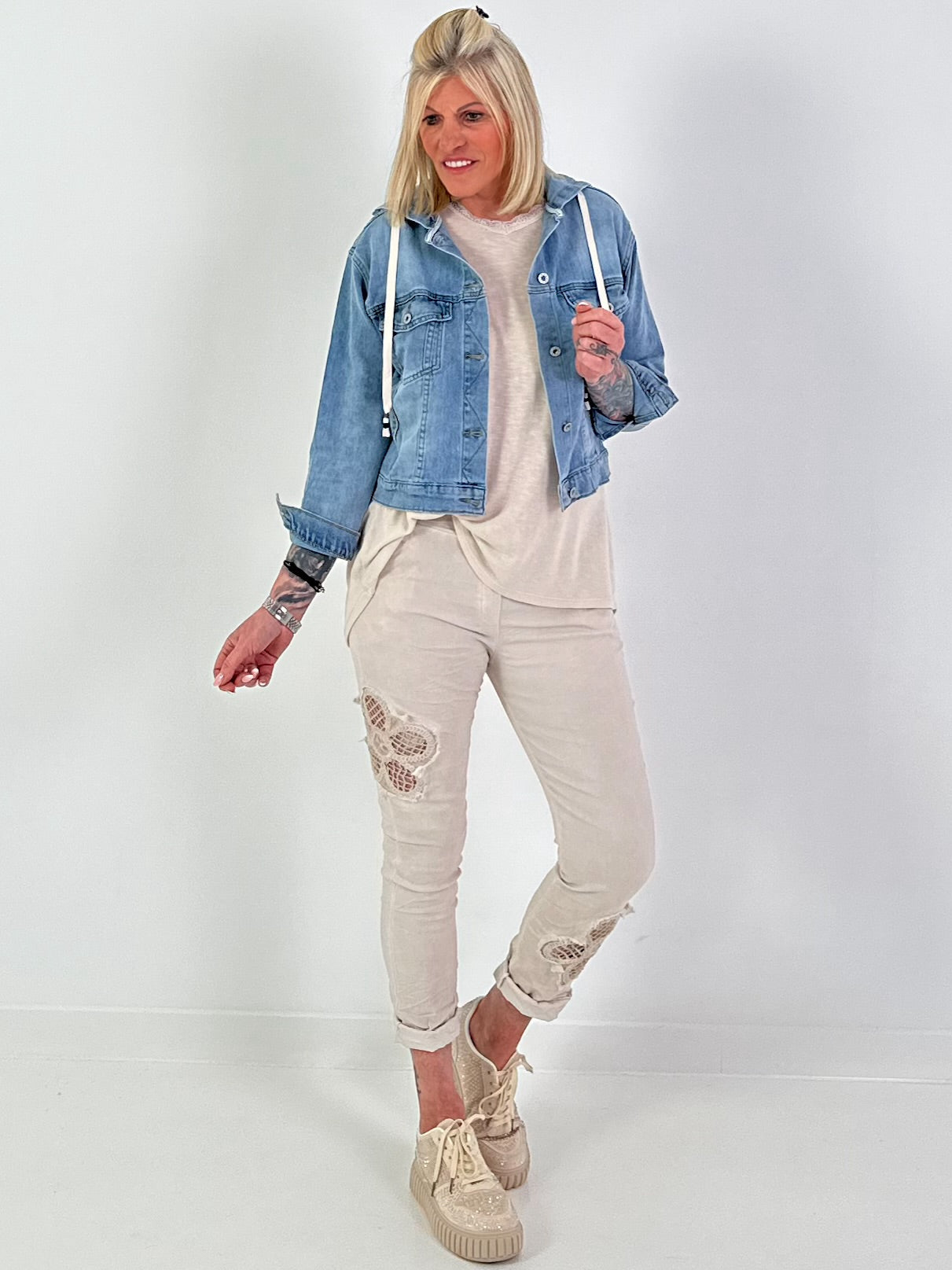 Trousers with crocheted flower inserts - beige